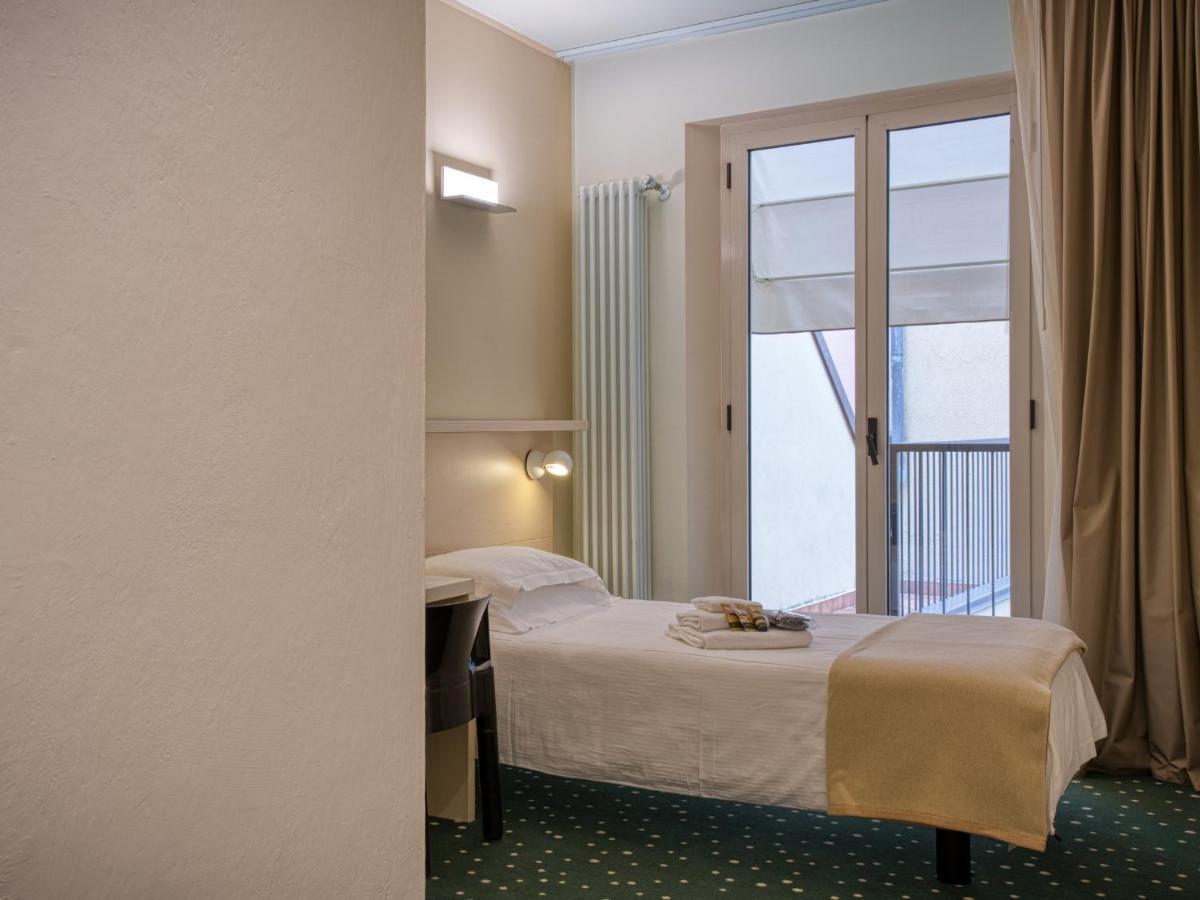 דסנזאנו דל גארדה Hotel Piroscafo מראה חיצוני תמונה